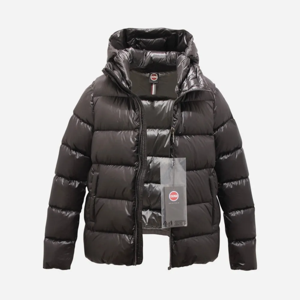 Intressekoll på min Colmar jacka i modellen Ladies Down, självklart äkta, bevis ges vid förfrågan. Kan också tänka mig att byta mot en Moncler cardigan i modellen padded wool.. Jackor.