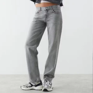 Low waist jeans  - Ljus grå low straight jeans från Gina Tricot! Strl 32 (slutsåld på hemsidan). Använda enstaka gånger, nyskick. Säljer för 400kr❣️ skriv för egna bilder/ funderingar/prisförslag❣️