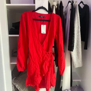 Röd klänning ifrån bikbok❤️ - Nyskick med prislapp kvar💕 skriv för frågor🥰
