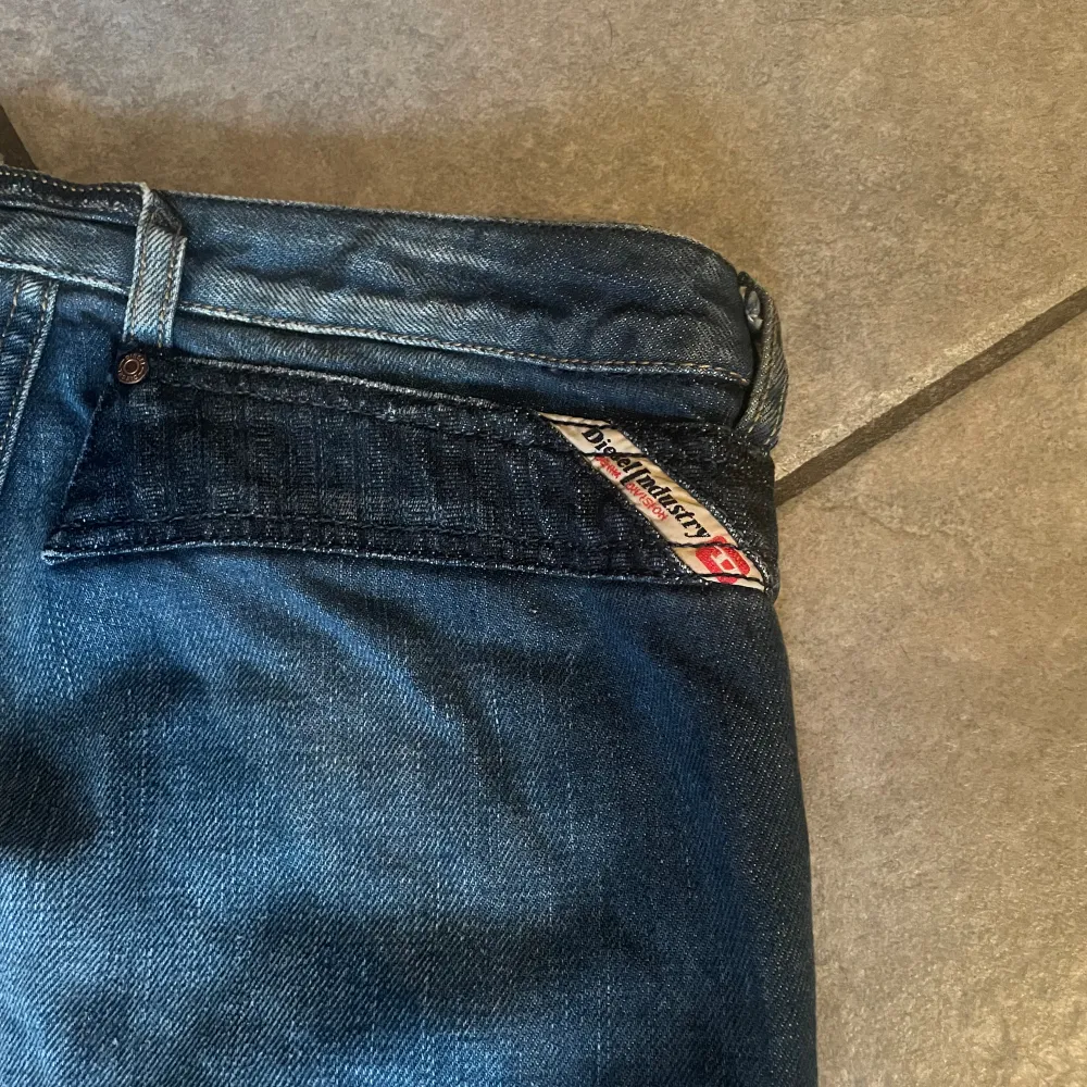 Lågmidjade bootcut jeans i storlek 25, Står diesel på dom men vet inte om de är äkta men ändå fina jeans🤩väldigt små slitningar längst ner men kan vara designen eftersom det var så när jag köpta dom, skriv privat för frågor eller fler bilder. Jeans & Byxor.