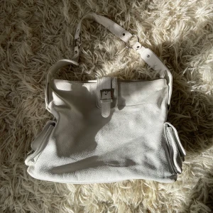 Vit skolväska - Perfekt väska nu till skolstarten! Köpt secondhand men har används sparsamt av mig. Skriv om du har fler funderingar💛