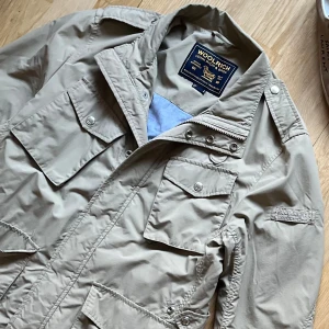 Woolrich  - Storlek Medium   Woolrich fält jacka i mycket bra skick perfekt nu till våren  Snygg passform väldigt stylish går att matcha med det mesta 