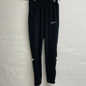 Nike träningsbyxor  - Nike träningsbyxor i storlek XS.