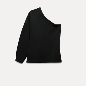 Snedskuren tröja  - Jättesnygg snedskuren tröja från zara, den är endast testad så helt ny, säljer för att den är lite stor för mig, jättefint materialet och jättesnygg passform är även slutsåld hos zara 💓💓pris kan alltid diskuteras 💓