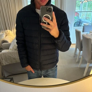 Ralph Lauren Jacka - Hej säljer nu min fina Ralph Lauren Jacka i storlek M. Den är i bra skick (lite trög dragkedja) och kommer vara otroligt snygg i höst/vinter. Nypris cirka 3200kr! Vi kommer att sälja liknande produkter nu närmare vinter så glöm inte följa profilen!🌊🍾