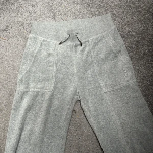Juicy couture byxor  - Jätte fina och sköna juicy byxor! Köpta för ca 1200💗 nästan aldrig använda Max 3 gånger, så i väldigt bra skick!! 💘skriv om frågor!