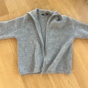Grå tröja med zip  - Grå tröja med zip som är jätteskön 💞