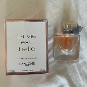 Parfym la vie est belle - 30 ml, se bild 2 för hur mycket de är kvar. Säljer då den inte används längre  Nypris mellan 600-900kr