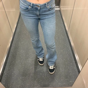 Low waisted jeans  - Använda en gång , modellen finns ej kvar går att justera 