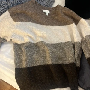 Fin stickad tröja i bra skick🤍 - Stickad tröja 