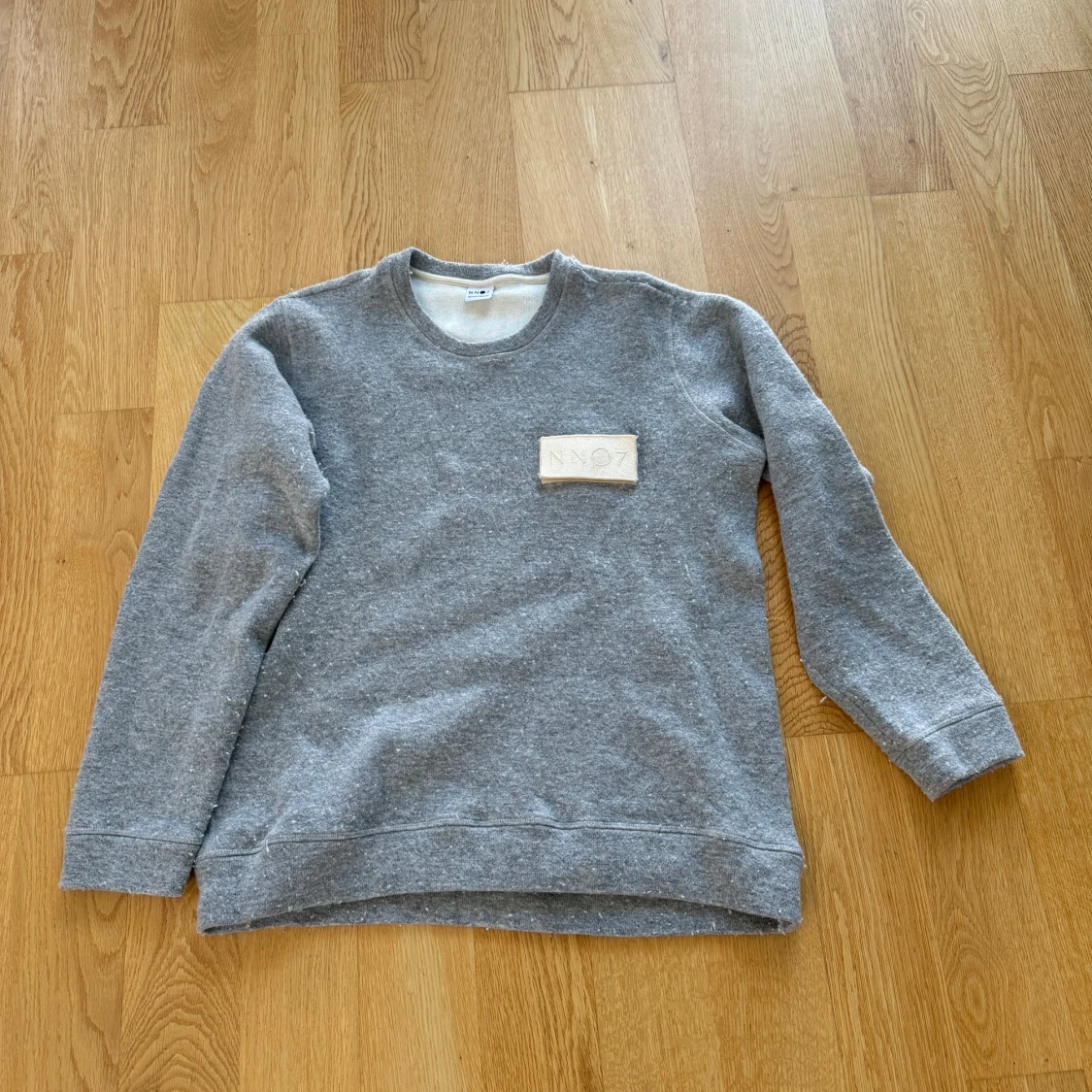 Grå sweatshirt med patch - 90