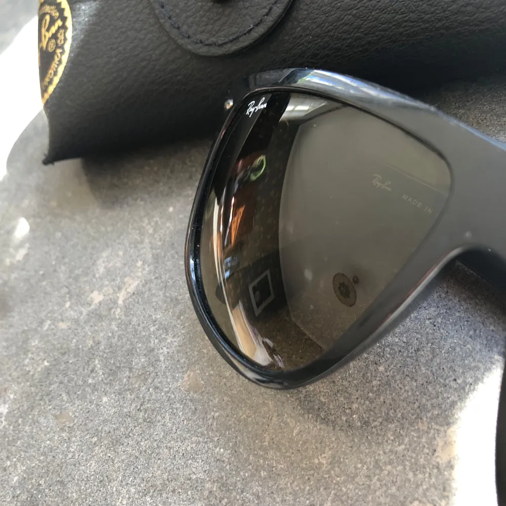 Säljer nu mina riktigt feta rayban boyfriend i dunder skick! 8,5/10. Pris är verkligen inte hugget i sten. Kom med prisförslag! Dm vid frågor eller bilder! Nypris- runt 1800kr. Övrigt.