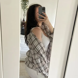 Ljusbeige skjorta - Superfin och skön skjorta från H&M, köpte för 149kr. 💕 Använd ett par gånger men fortfarande bra skick! Storlek M men sitter fint på mig som har XS/S. Så skön att ha på sommaren! 🥰 Pytteliten fläck som inte märks på ena armen, se sista bilden.