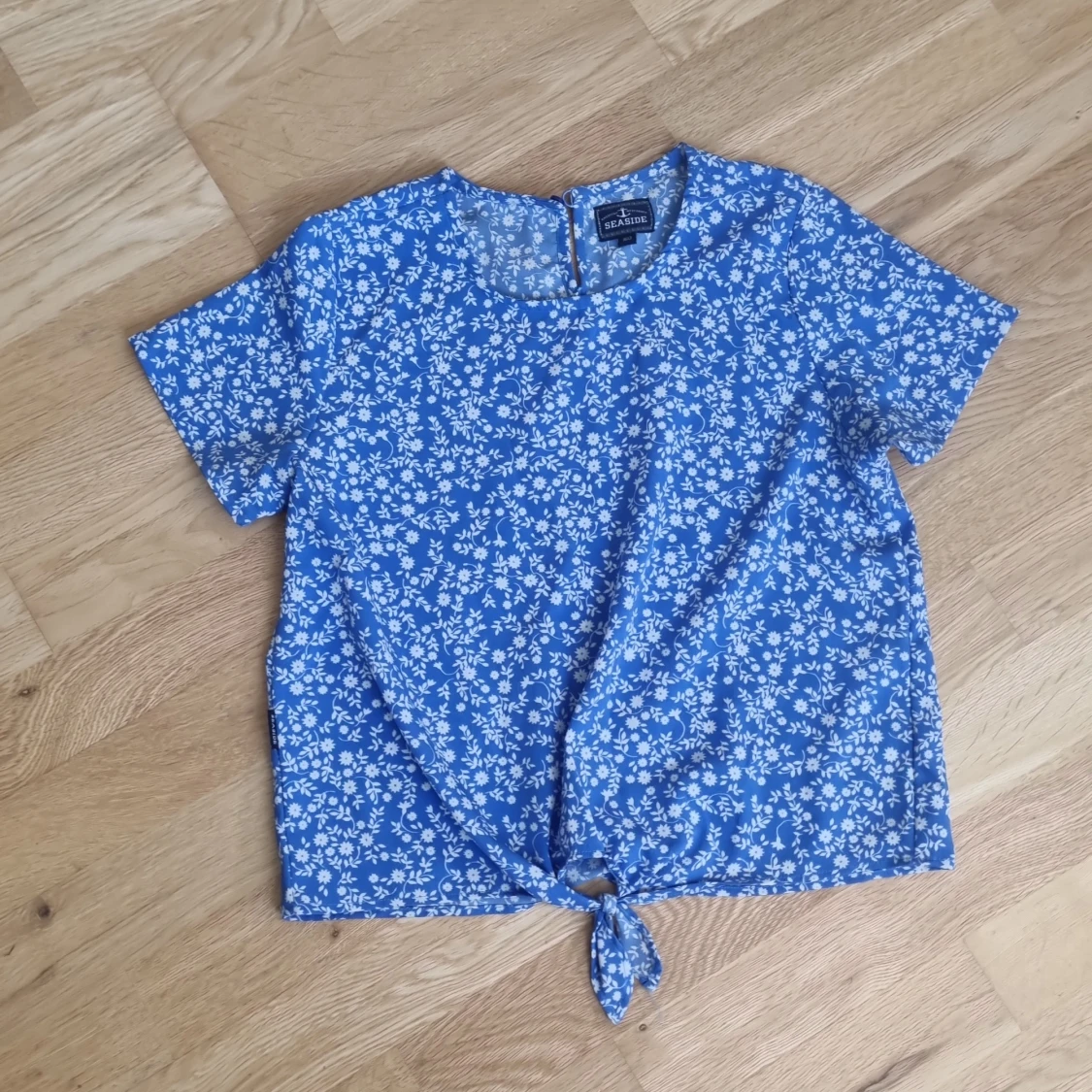 Blå blommig topp med knyt