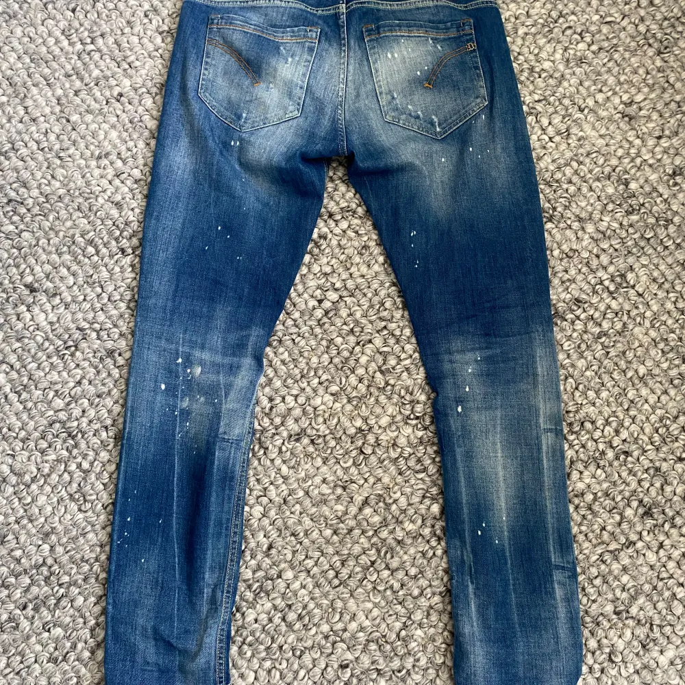 Tja! Säljer dessa sällsynta dondup jeansen, sjukt fet tvätt med slitningar. Skicket är 9/10 använda Max 5 gånger. Storlek 33. Bara att skriva om du undrar något.. Jeans & Byxor.