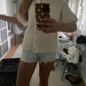 Jeansshorts  - Säljer mina ljusblåa jeansshorts från Pull & Bear i storlek 36. Säljer då de är för små för mig 