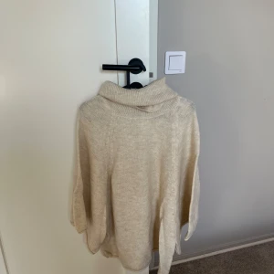 Stickad tröja i stockholmstil  - Stickad tröja med polo och breda ärmar, superfin!