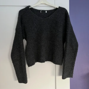 Stickad tröja <3 - Jätte fin mörkgrå stickad tröja, ifrån hm🫶🏻storlek xs, lite croppad modell. lite nopprig, annars i fint skick!! Super mjukt material🥰 Hör av dig vid frågor❣️