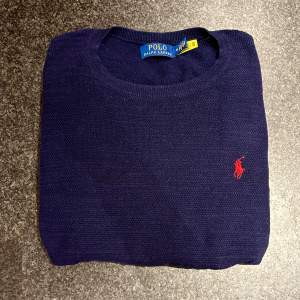 Säljer en riktigt snygg Ralph Lauren Tröja i färgen Navy Blue | Skick: 9/10 | Storlek: M | Nypris: 2199kr | Skriv vid mer frågor och bilder!