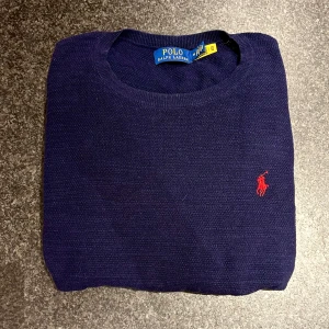 Ralph Lauren Tröja - Säljer en riktigt snygg Ralph Lauren Tröja i färgen Navy Blue | Skick: 9/10 | Storlek: M | Nypris: 2199kr | Skriv vid mer frågor och bilder!