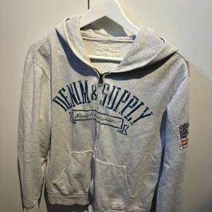 Ralph lauren denim & supply zip hoodie - Säljer denna riktigt feta RL hoodie. Den har en väldigt liten fläck bredvid dragkedjan annars förekommer inga andra defekter. Tveka inte att skriva vid frågor.