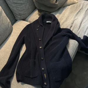 Ralph lauren cardigan  - Riktigt skön raffe cardigan i stl s då jag säljer eftersom den är för stor för mig, Annars ett perfekt plagg nu till hösten 