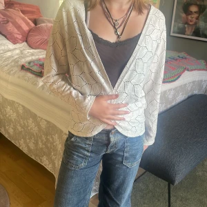 Vit kofta🩶 - Så fin och gullig kofta med lite spetsinspererat tyg🫶🏻