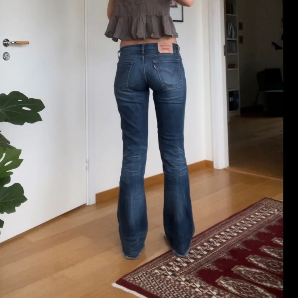 Lågmidjade vintage Levi’s jeans!! Fransiga nedtill men ser ut att vara meningen, i övrigt toppenskick! Midjemått 38 cm o innerbenslängd 85 cm💞💞💞 strl i jeans är 28/34, skulle säga S. Jeans & Byxor.