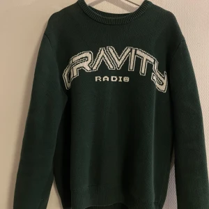 Stickad tröja - Tjena! Säljer denna tröja från Weekday för den ej används mer. Skick 9/10