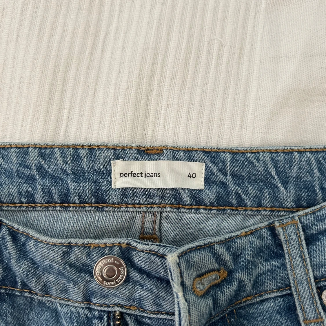 Blå jeans med slitningar - 91