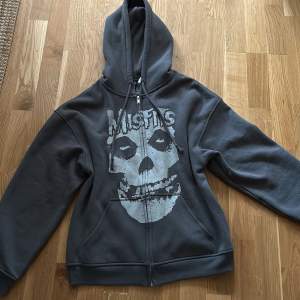 En cool misfits hoodie jag köpte 2023 i bra skick, knappt använd då det inte var min stil. Xs men sitter som en S-M