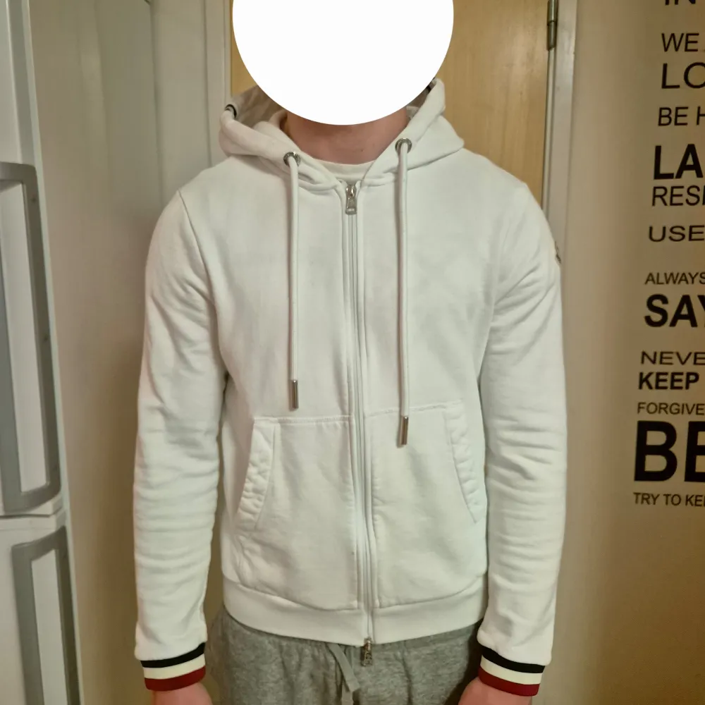 Börjar bli för liten därmed säljer jag den, XS/S. Hoodies.