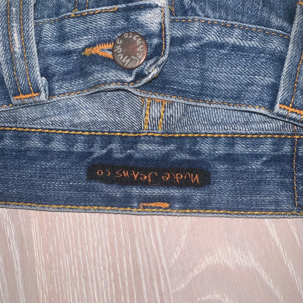 Ett par ljusblå nudie jeans med en snygg tvätt Det är i bra skick och kostar 1400kr nya. Jeans & Byxor.