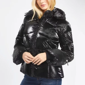 Guess vinterjacka - Vinterjacka från Guess💞Inga stora defekter men lite småsliten på loggorna på ärmarna och använd fåtal gånger🥰Köpte den för 2150kr men säljs just nu för ish 1400kr, jag säljer för 799 kr, pris kan diskuteras💕