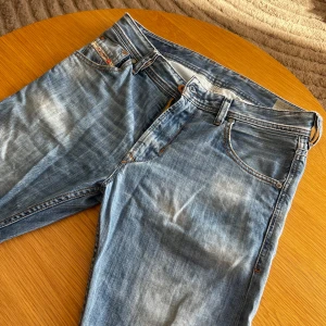 Diesel jeans - Säljer ett par snygga ljus blå jeans från märket Diesel, jeansen är varsamt använda, och har en snygg urtvättat look. Pris kan diskuteras vid snabb affär!