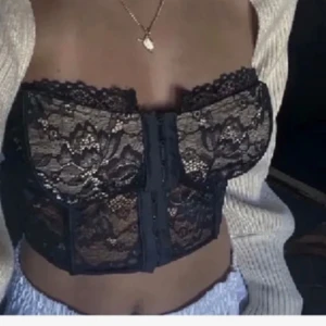 Corsett topp spets - Spets topp i corsett modell. Stretchigt tyg, passar en S/M. Storlek M på lapp. Så himla snygg, perfekt till en kavaj, eller bara som den är
