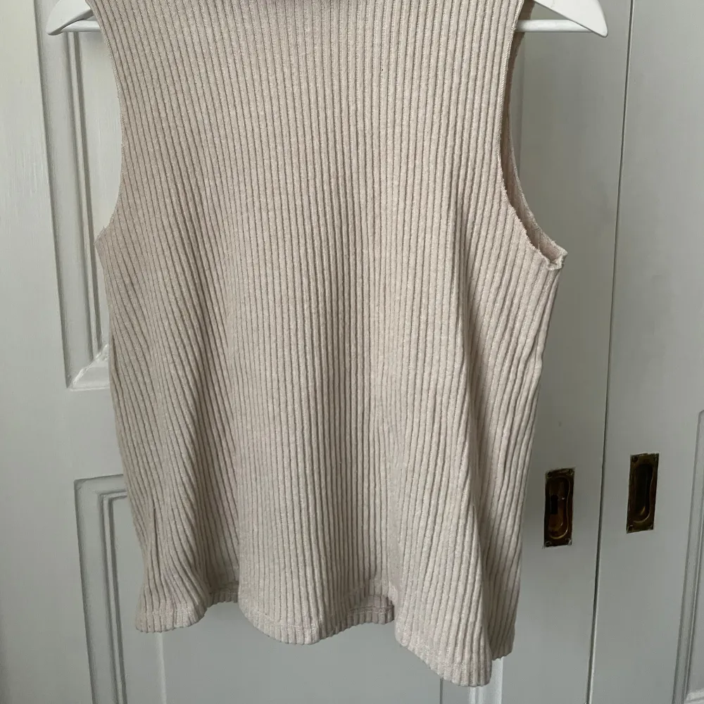 Superfint beige ribbat linne med polokrage från Zara! Perfekt nu till hösten och är i bra skick 🤍  Frakt är inte inkluderat i priset! 🩷. Stickat.