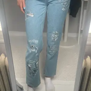 Blå jeans med hög midja, storlek 34. Använda någon enstaka gång så i fint skick. Är något korta på mig som är 177 cm. 