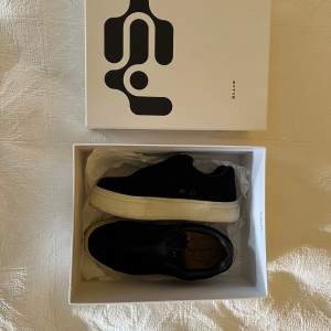 Eytys doja sneakers i svart, i storlek 39. I princip oanvända eftersom de tyvärr inte passade mig så har endast använd de 2-3 gånger💞Nypris: 2100kr.  Kan både posta och mötas upp och kan även skicka fler bilder om det önskas!