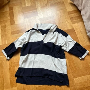 Fin GANT stickad kortärmad i storlek L - Jättefin GANT kortärmad tröja använd fåtal gånger och är i jättebra sick