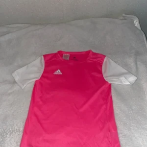 Adidas tränings tröja barn storlek 140 - Adidas tränings tröja barn storlek 140 9-10 år 