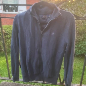 Säljer nu min stickade Ralph lauren zipp hoodie! Storlek S - Denna tröjan är i ganska bra skick, ett litet märke vid handen ungefär, Den passar folk mellan 165 till 173-174. Marinblå pima cotton 