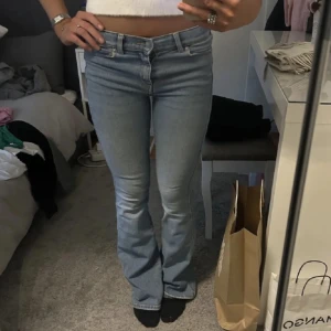 lågmidjade jeans  - lågmidjad jeans med utsvängda ben från Dr. Denim i storlek xs, passar xxs-s då de är väldigt stretschig! sparsamt änvönds och är i fint skick! 