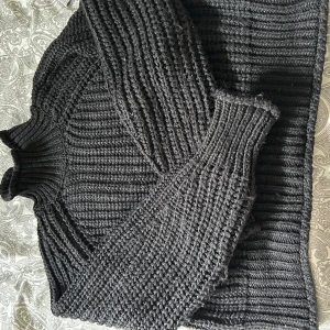 Stickad tröja - Stickad svart tröja liten krage i halsen 