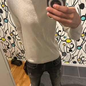 Beige kashmirtröja från John Henric - Säljer en stilren beige kashmirtröja från John Henric. Perfekt för både vardag och lite finare tillfällen. Tröjan har en normal passform och långa ärmar, vilket gör den perfekt för höst och vinter. Den är i nyskick och redo för en ny äga