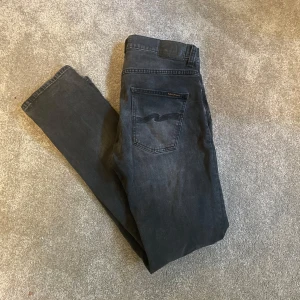 Nudie jeans grim trim - Säljer nu mina fräscha och nästintill oanvända nudie jeans då de aldrig kommit till användning. Pris går att diskutera. Skriv vid minst intresse!