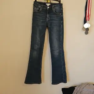 Jag säljer dessa jeans ifrån gina tricot young för dom har blivit försmå det är ett litet hål på knät men inget som syns💘💘 köpte dom för 249 skriv om ni vill ha bilder på osv!(DOM ÄR BOOTCUT)