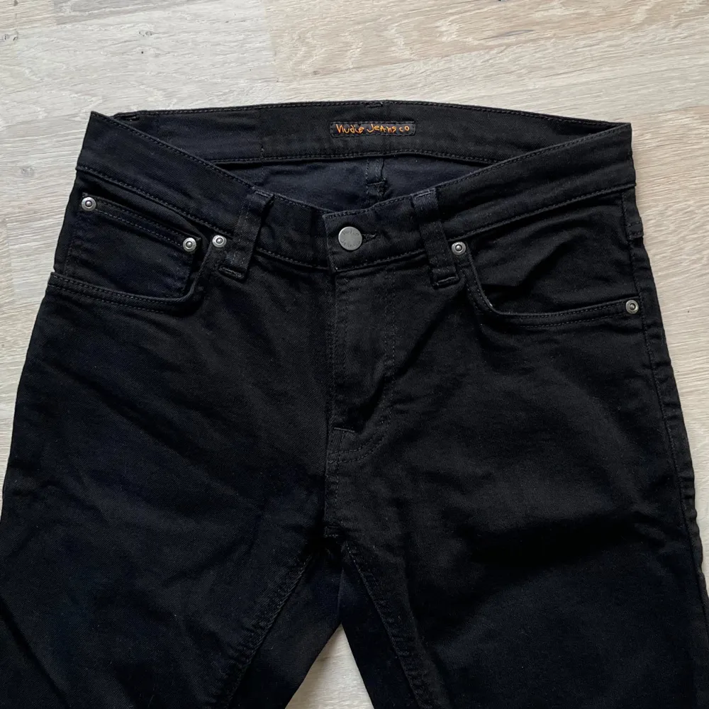 Otroligt snygga nudie jeans i 9,5/10 skick ✅ Storlek W30 L30❕Fraktar inom 24h 🕝 Hör av dig vid minsta intresse 💭. Jeans & Byxor.