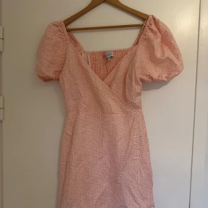 Klänning i linné, &Other Stories  - Aldrig använd. Dock en del av knappen i bysten som är borttagen men går säkert enkelt att lösa 