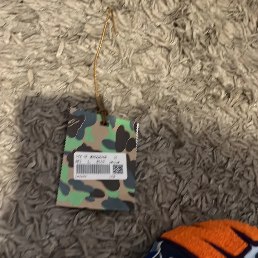 Blå bape hoodie nästan helt oanvänd cond 10/10. Hoodies.